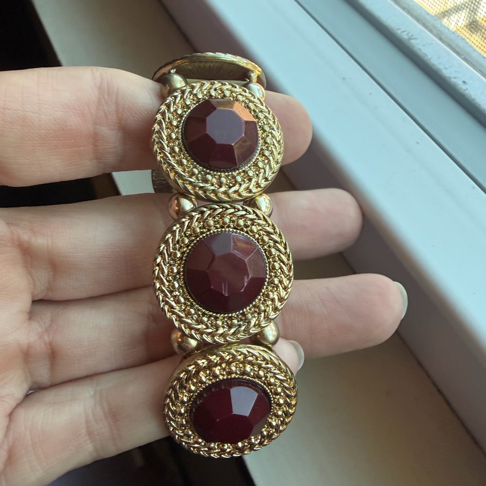 Vintage filagree stretchy bracelet with red cabochon stones